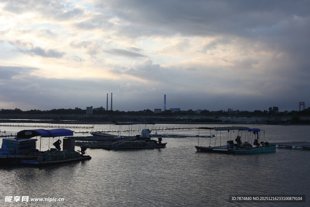 黄昏下宁静的水边码头景象