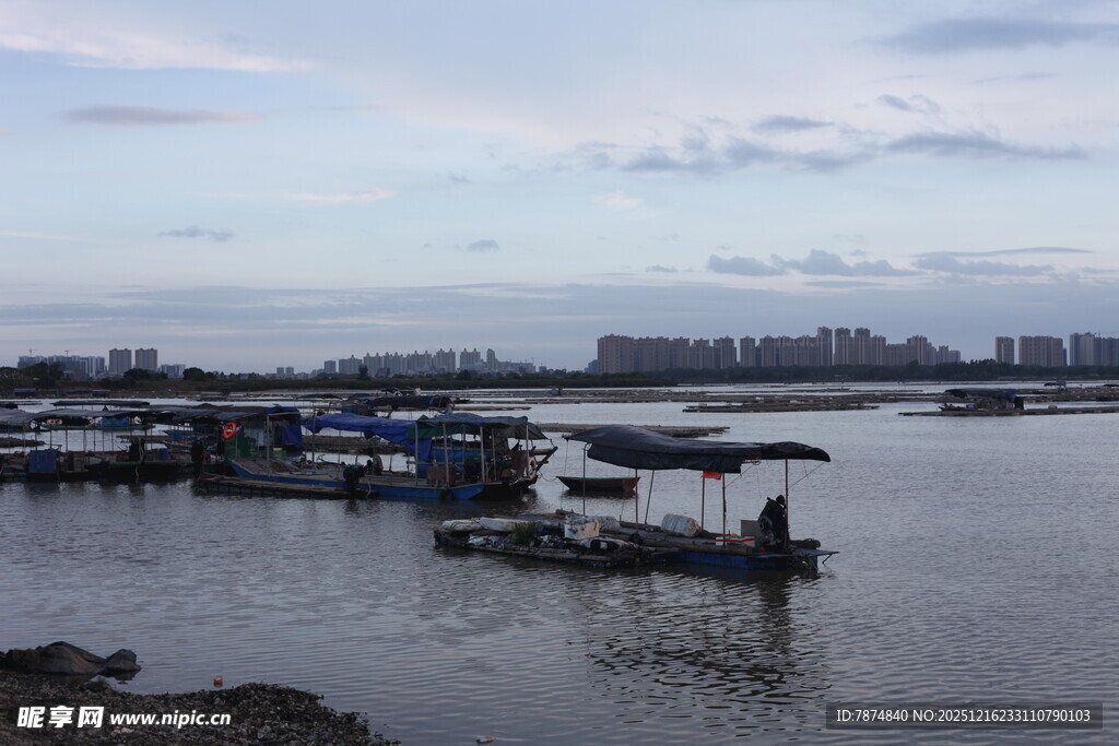 江边停泊的船只景观