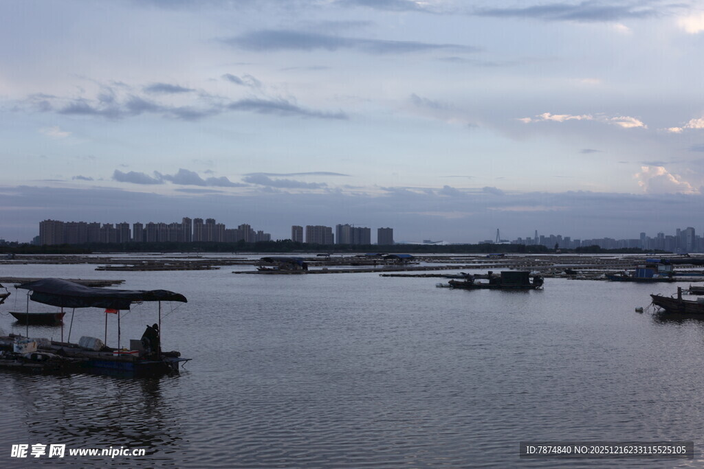 黄昏下的宁静水域与船只