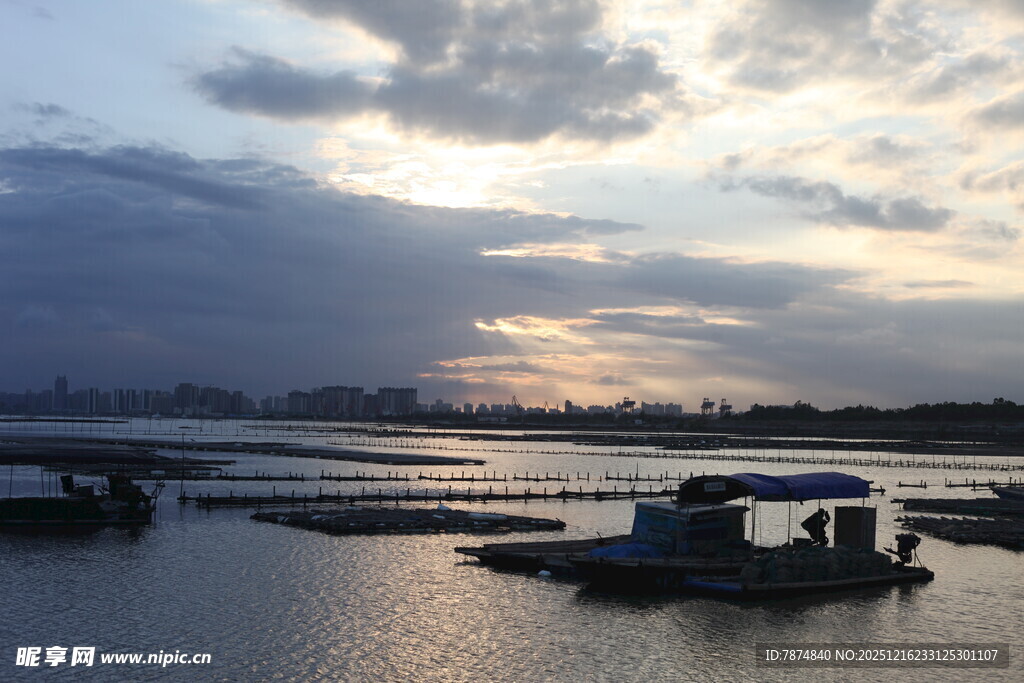 夕阳下的河畔船只景象