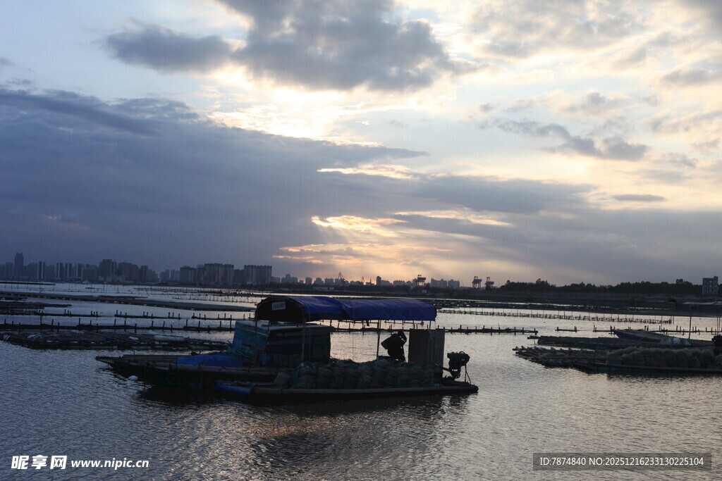 黄昏下的水上渔船景象