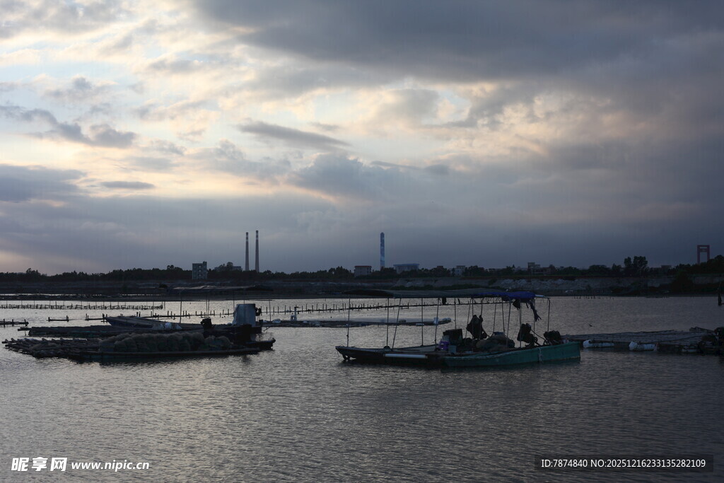 黄昏下的水面船只景象
