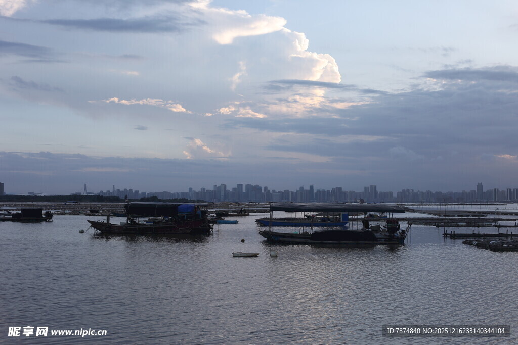 河畔船只与天空景致