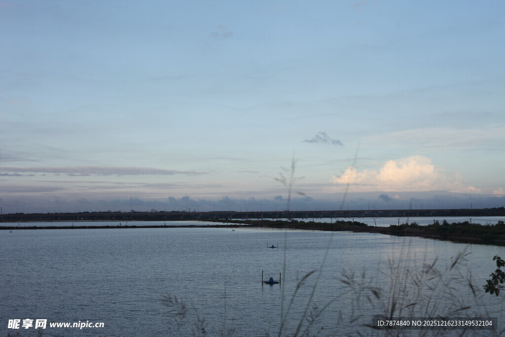 宁静湖面的黄昏景致