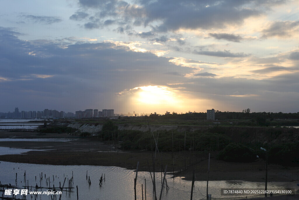 夕阳下的田野景观
