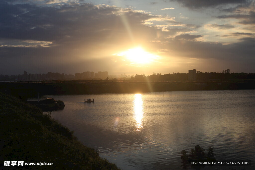 湖畔日落美景