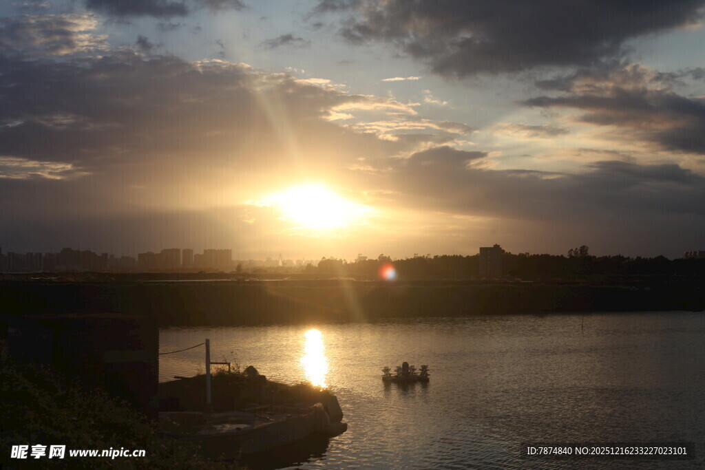 夕阳下的宁静湖面美景
