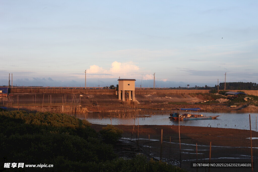 黄昏下的水利工程景观