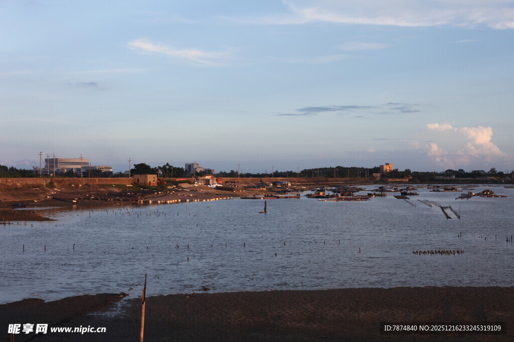 黄昏下的宁静水域景观