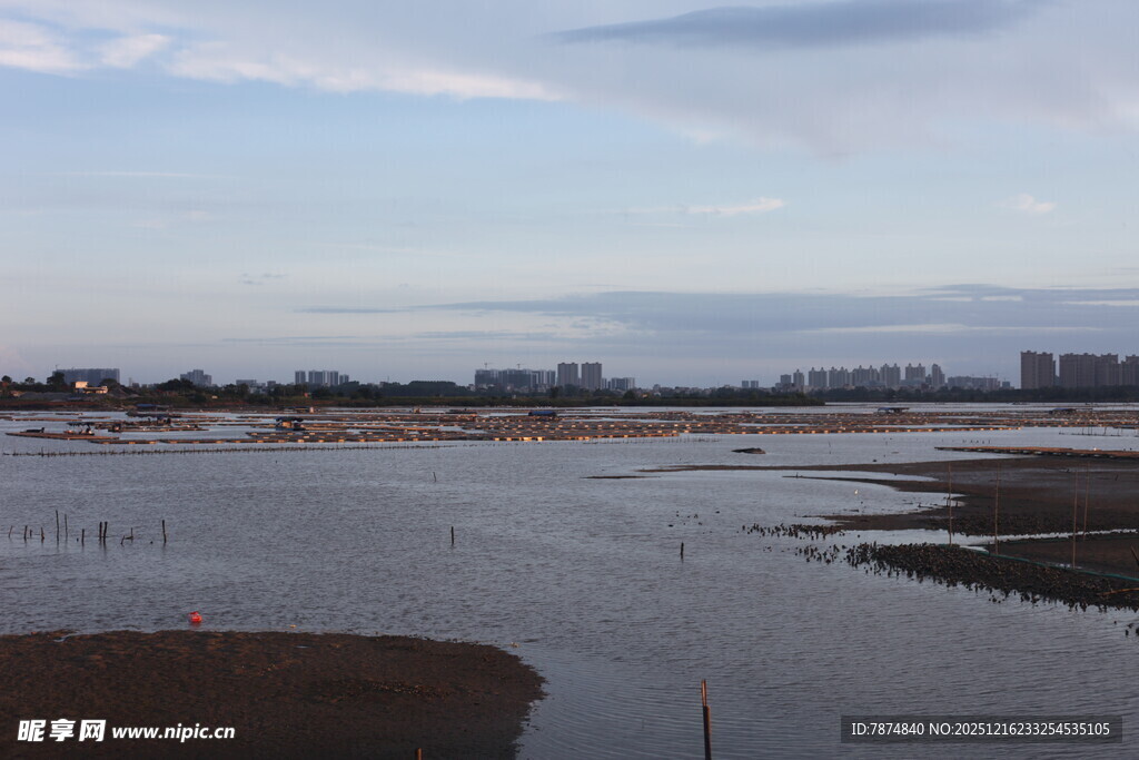 广阔水域与远处天际景观