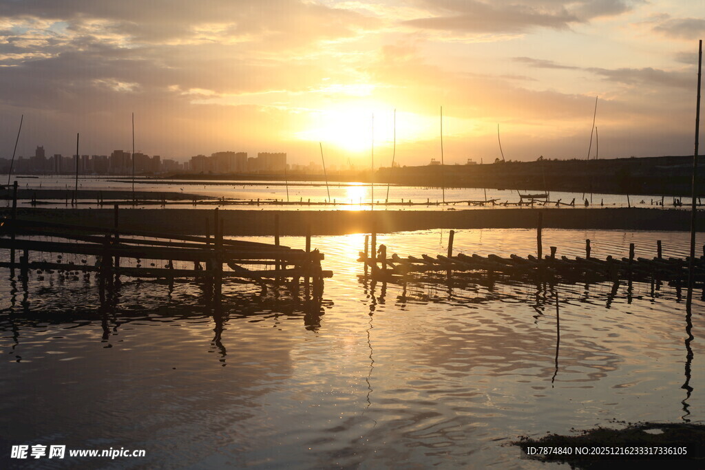 夕阳下的水边栈桥美景
