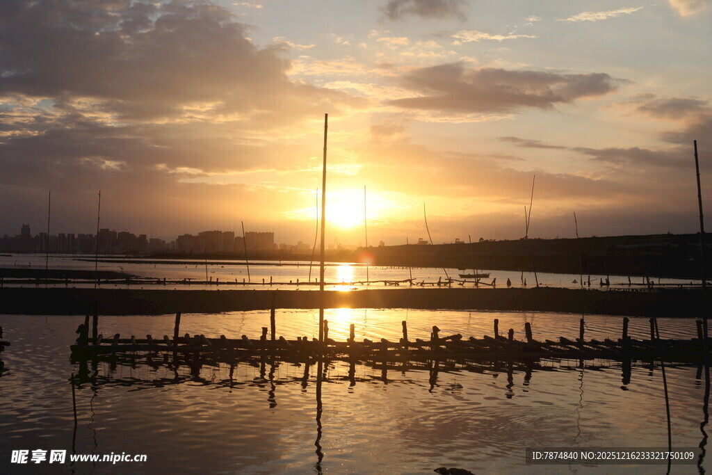 夕阳下的宁静水上风光