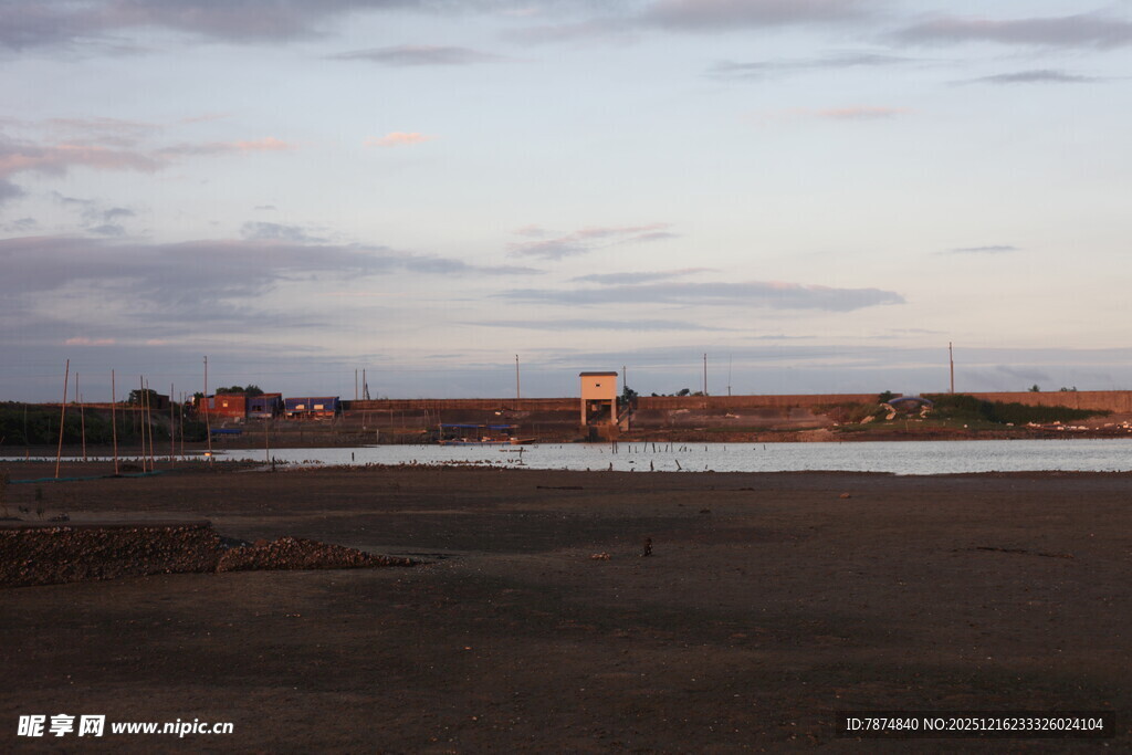 黄昏下的开阔风景