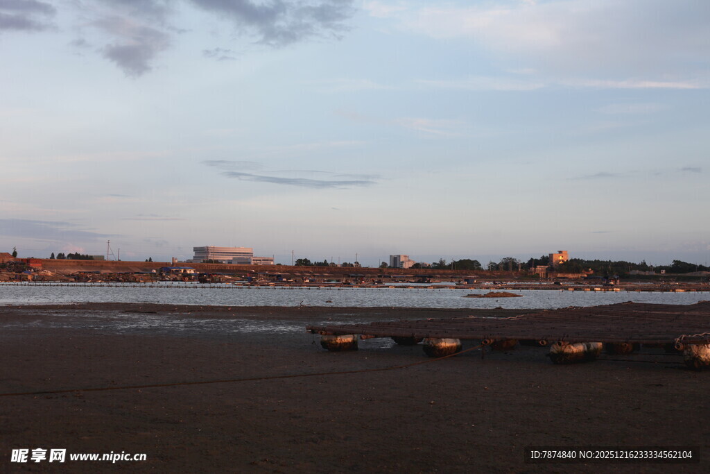 黄昏下的宁静河岸风光