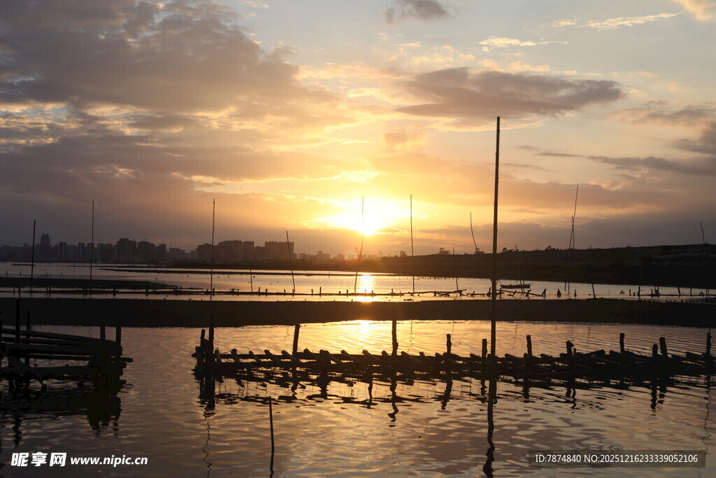 夕阳下的宁静码头风光