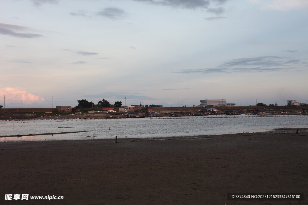黄昏下的宁静河岸风光