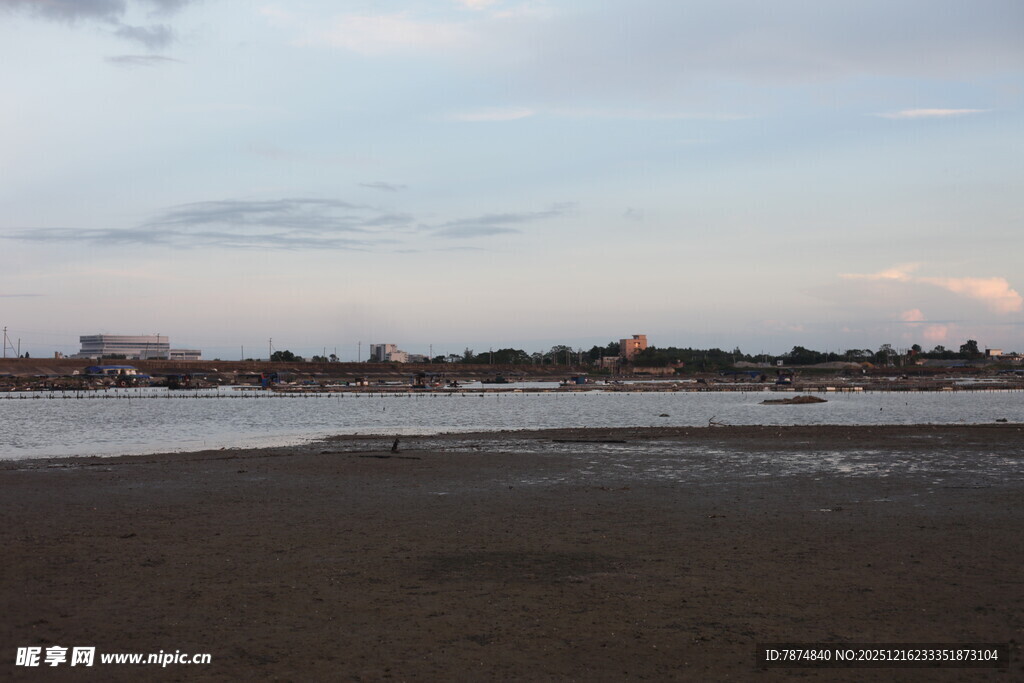 黄昏下的宁静河岸风光