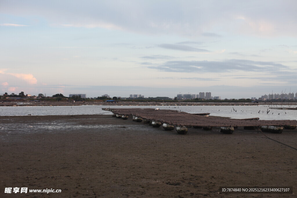 黄昏下的宁静码头景象