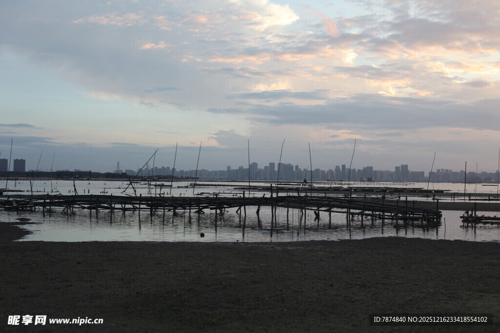 黄昏下的码头与天际景色