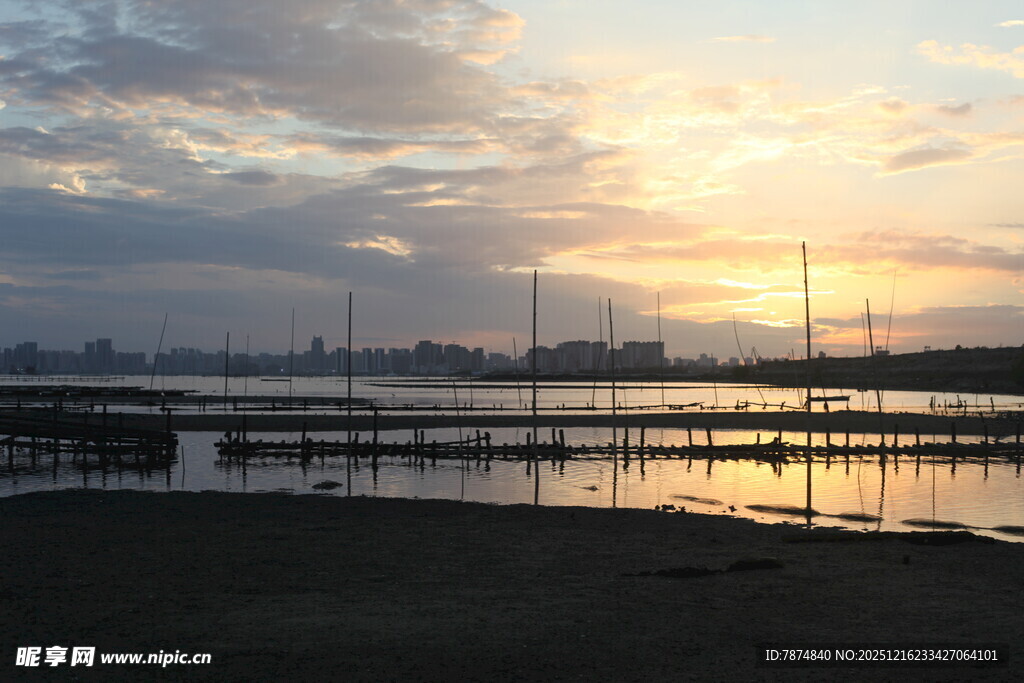 日落海港的静谧帆船景象