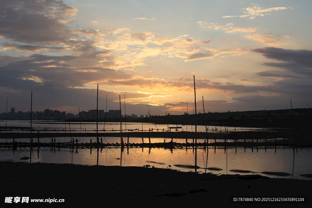 海边日落时的宁静码头