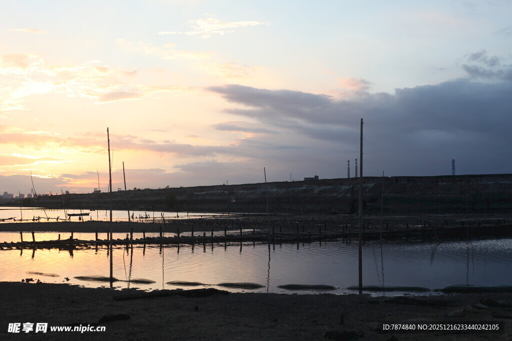 日落时分的宁静海滨景象