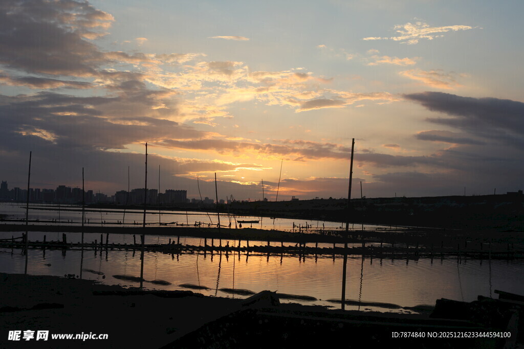 夕阳下的水面与远处景致