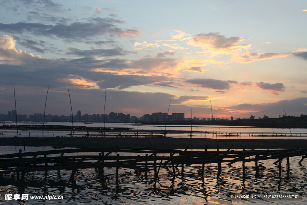 海边日落时的水上栈桥
