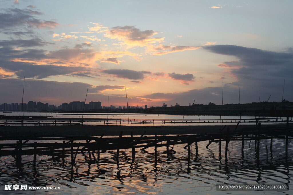 夕阳下的水边栈桥美景