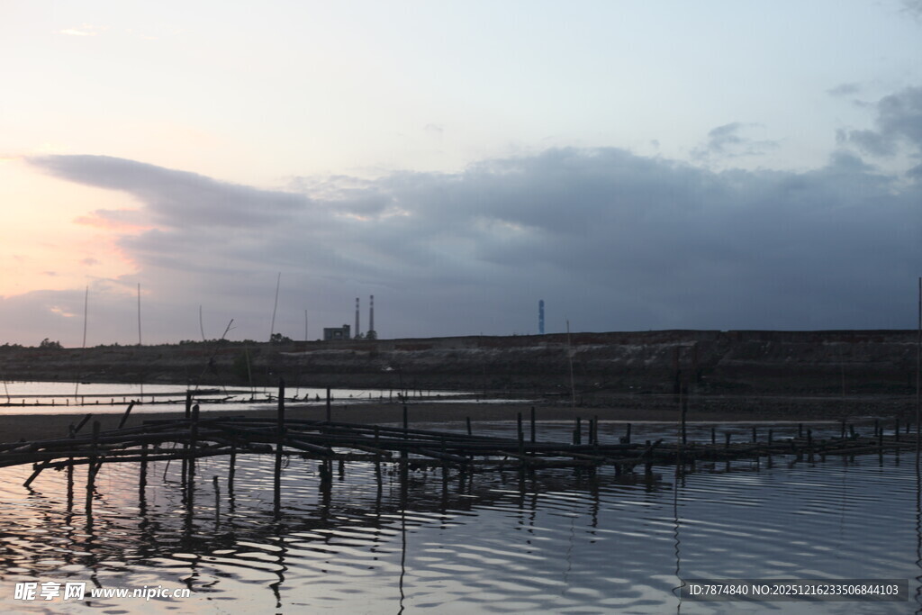 黄昏下的宁静码头风景