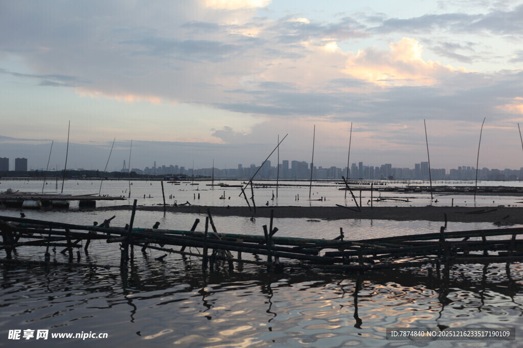 黄昏下的水上养殖场景