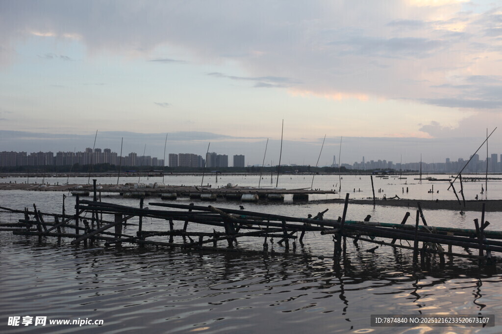 黄昏下的宁静码头风景