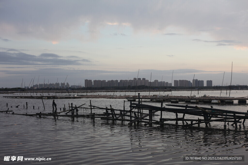 黄昏下的水上木质栈桥