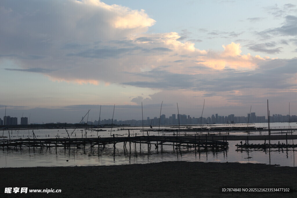 黄昏下的水边栈桥美景
