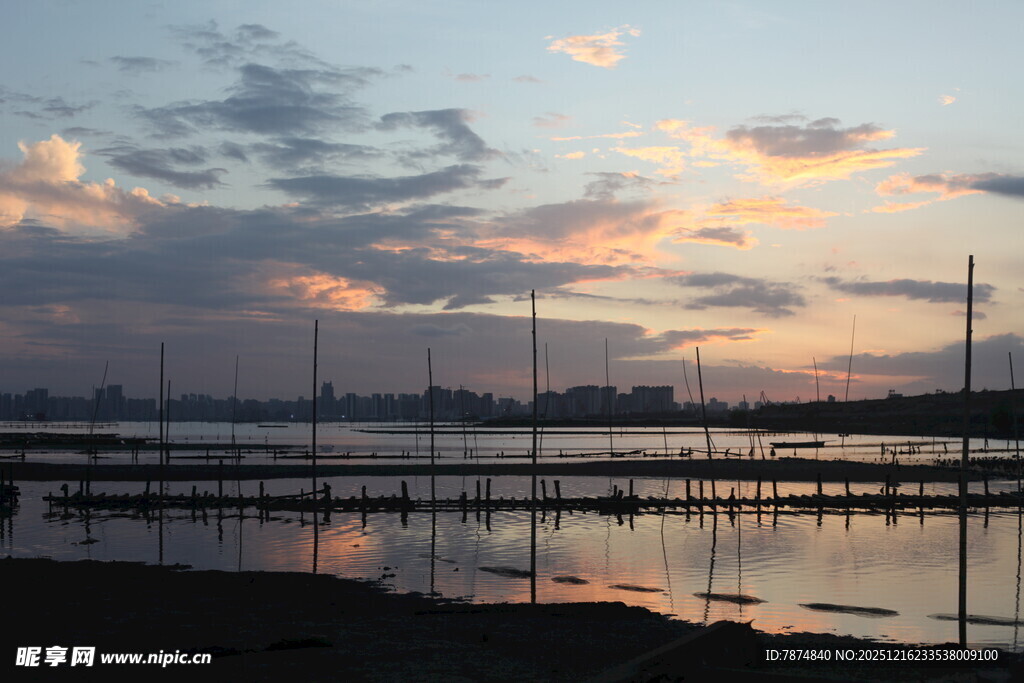 日落时分的宁静水面景象