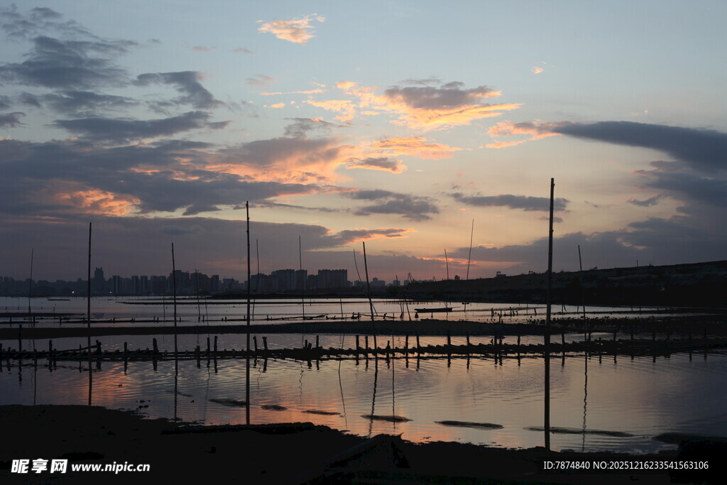 夕阳下的宁静水边风景