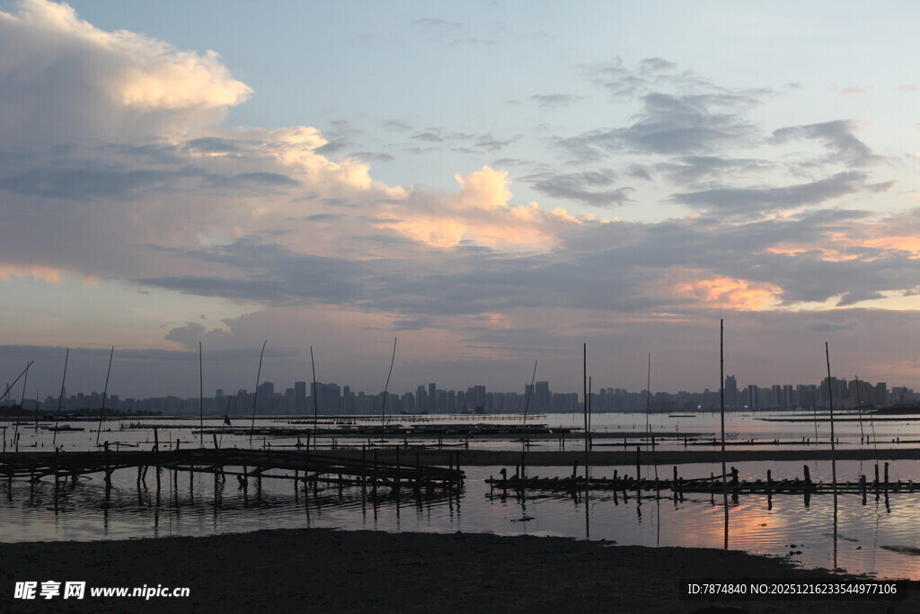 黄昏下的码头与绚烂云霞
