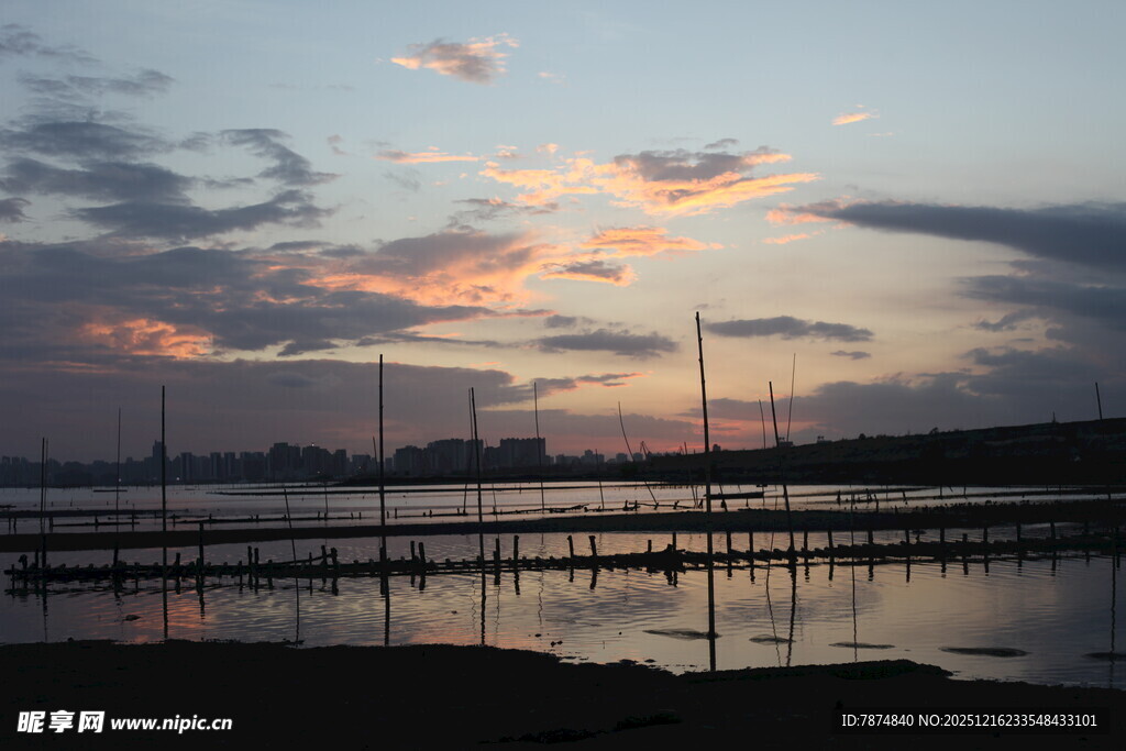 黄昏湖畔的静谧码头风光