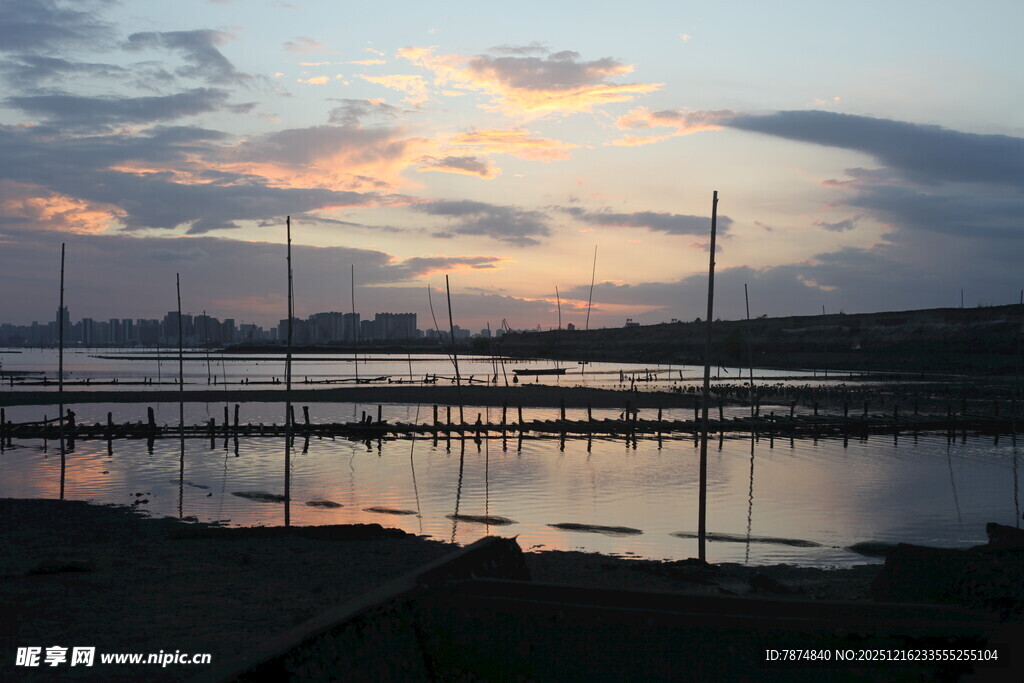 日落时分的宁静水域景观
