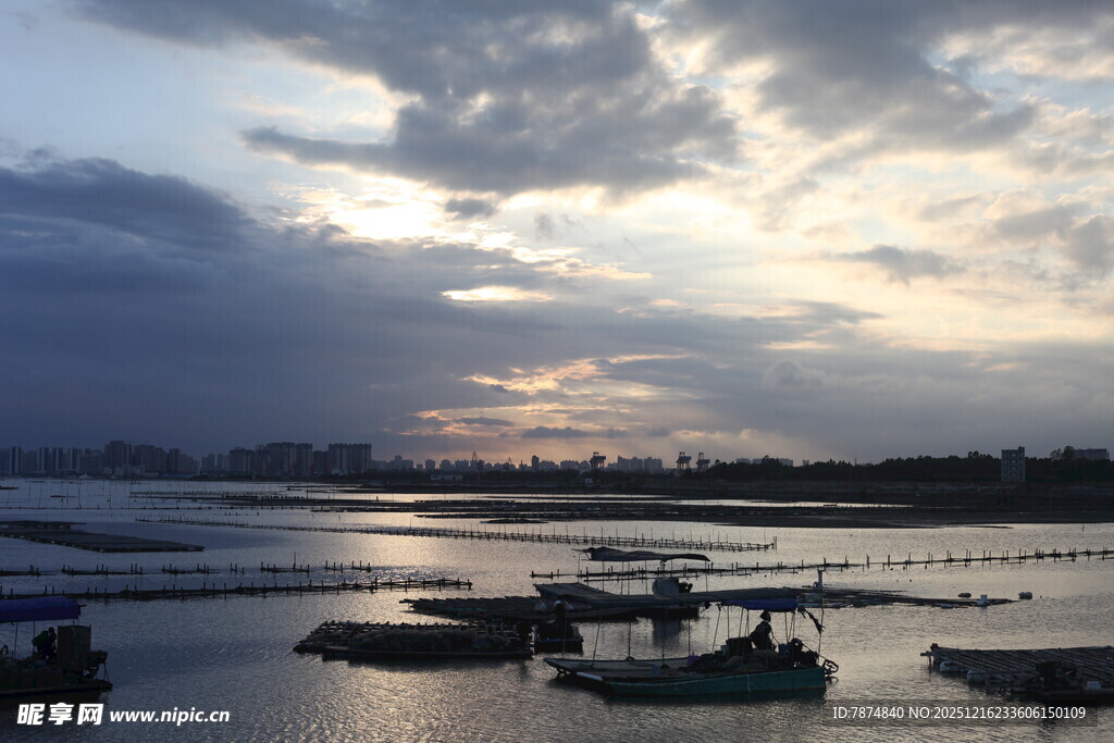 夕阳下宁静的水边停泊场景