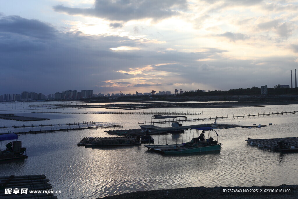 夕阳下宁静的水上停泊场景