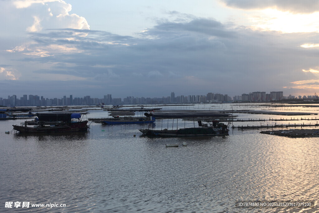 夕阳下的水上船只景观