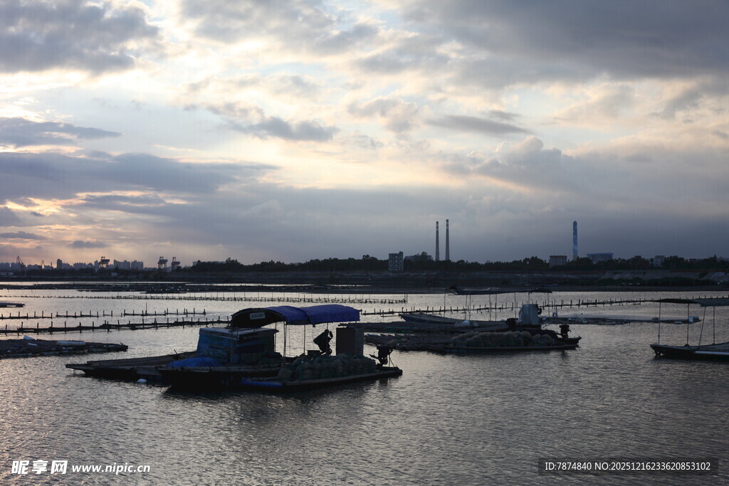 黄昏下宁静的水上船只景象