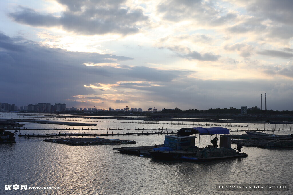 黄昏下的宁静水域码头