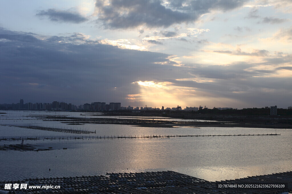 黄昏下平静的江面美景
