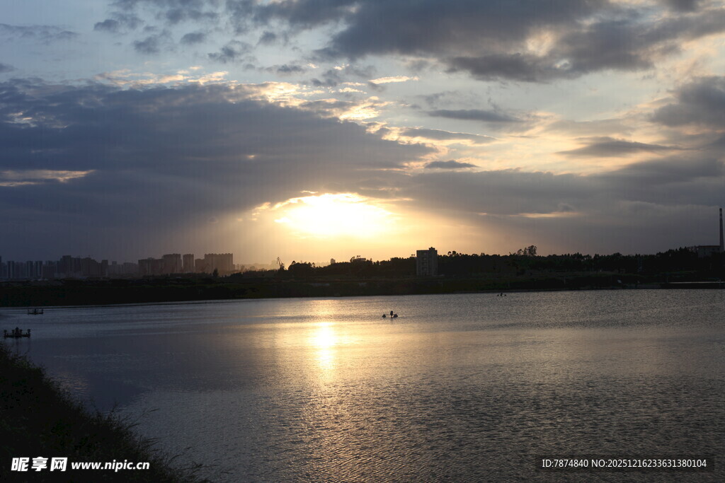 夕阳下波光粼粼的宁静湖面