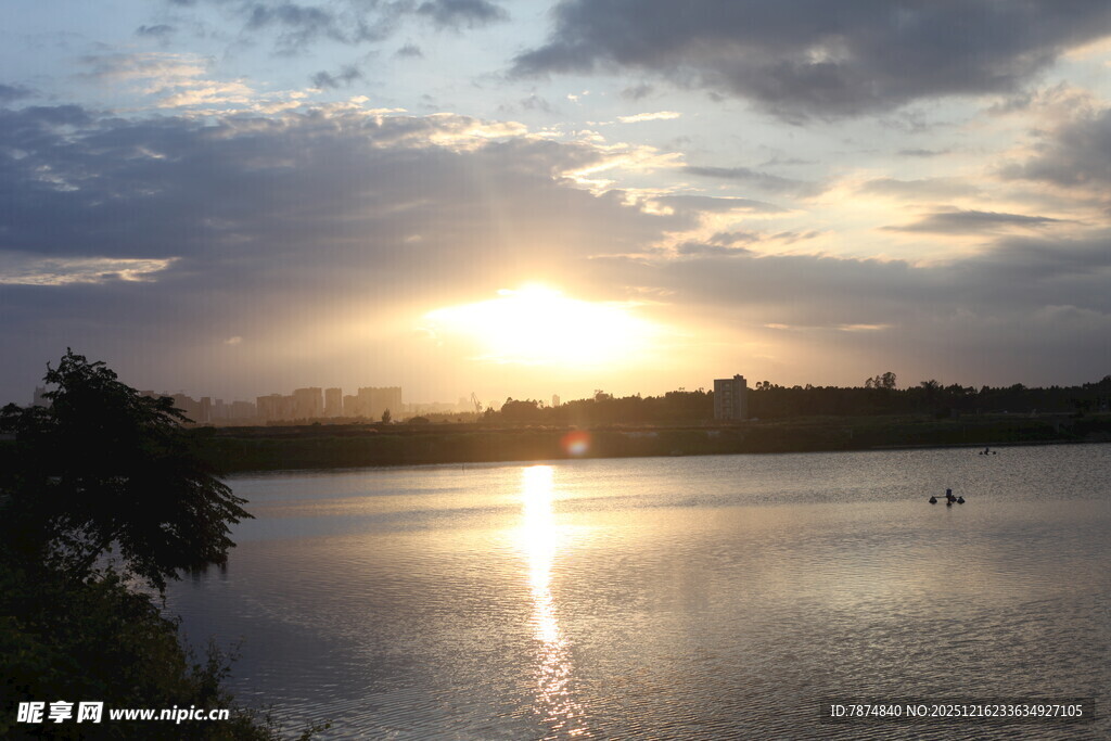 湖畔夕阳美景