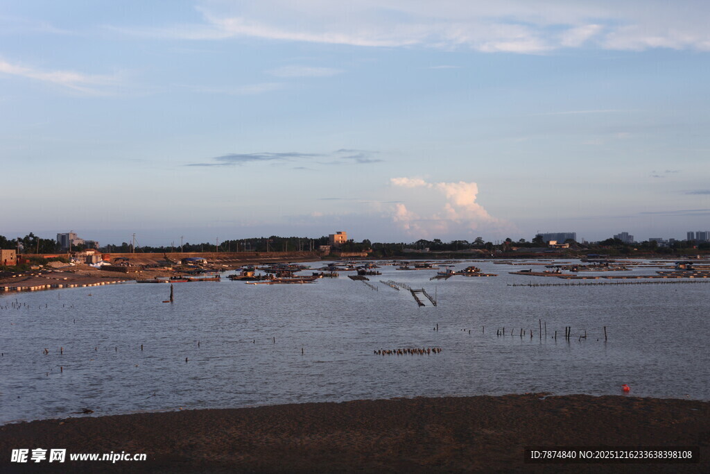 湖畔黄昏景静谧水域风光