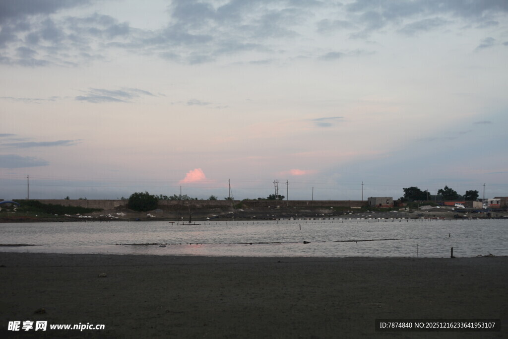 黄昏下的宁静海滩景色