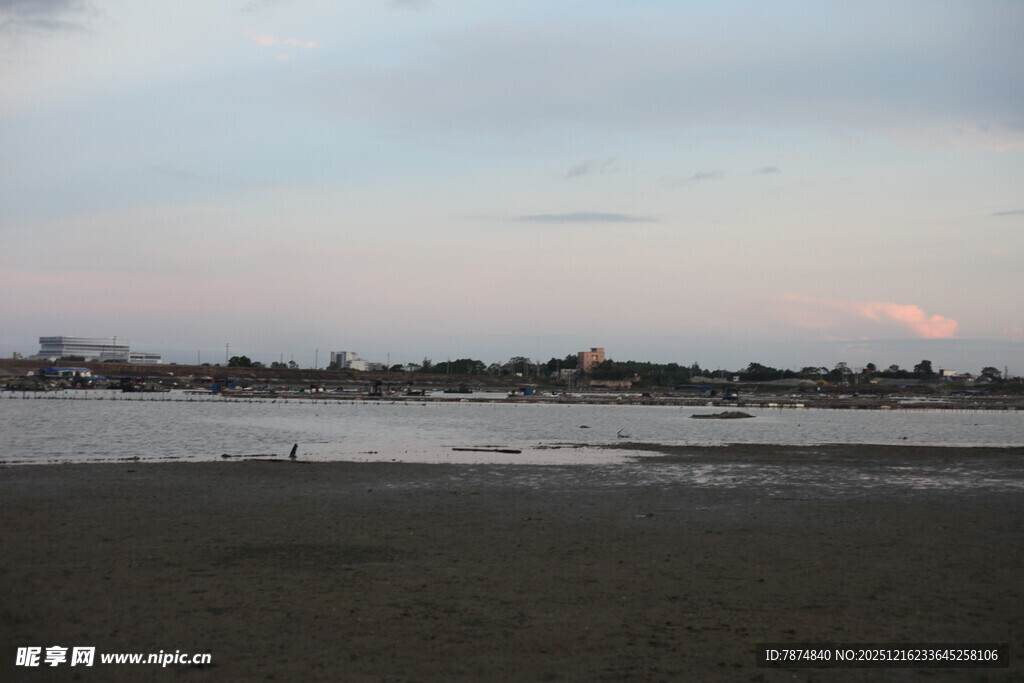 黄昏下的宁静河岸风光